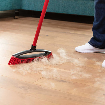 Vileda Pet Pro Always Clean Gummibesen beim Zusammenkehren von Tierhaaren auf einem Holzboden.