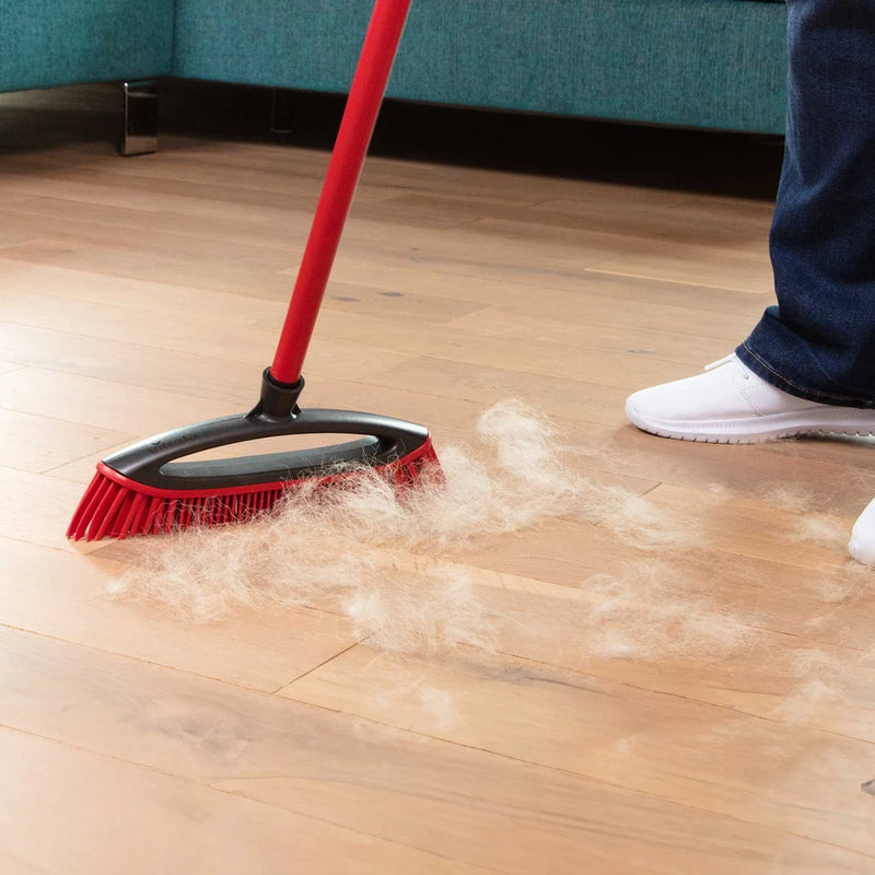 Vileda Pet Pro Always Clean Gummibesen beim Zusammenkehren von Tierhaaren auf einem Holzboden.
