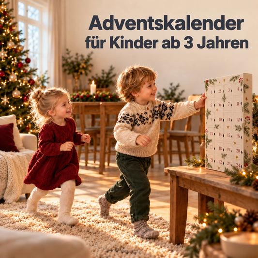 Zwei kleine Kinder entdecken voller Vorfreude einen Adventskalender im festlich geschmückten Wohnzimmer. Schriftzug: Adventskalender für Kinder ab 3 Jahren.