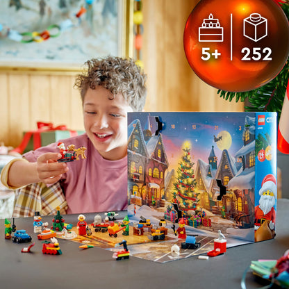Ein Kind spielt mit dem geöffneten LEGO City Adventskalender 2026, 60510, mit 252 Teilen ab 5 Jahren.