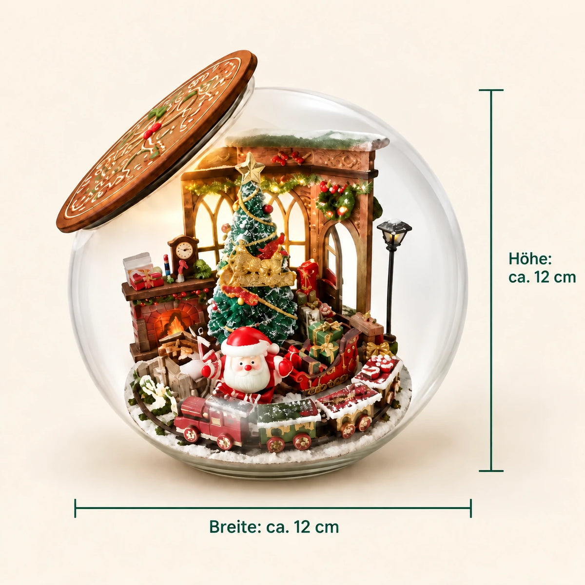 WeihnachtsZauber-Miniatur in transparenter Kugel mit seitlichem Holzdeckel und Maßangaben von ca. 12 cm Höhe und Breite.