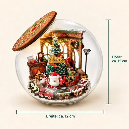 WeihnachtsZauber-Miniatur in transparenter Kugel mit seitlichem Holzdeckel und Maßangaben von ca. 12 cm Höhe und Breite.
