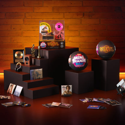 ZURU Mini Brands Vinyl-Spielset und Kapsel mit Mini-Platten und Zubehör auf dunklen Podesten.