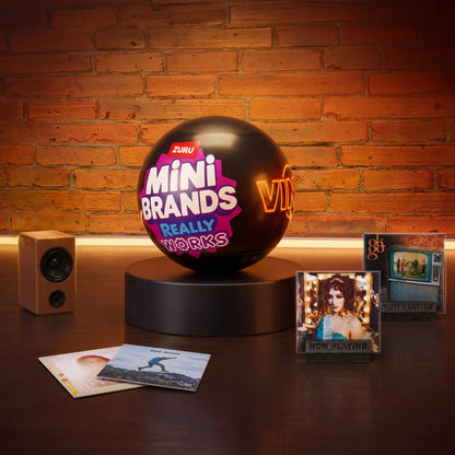 ZURU Mini Brands Vinyl-Kapsel mit beispielhaftem Lautsprecher-Zubehör und Mini-Platten.